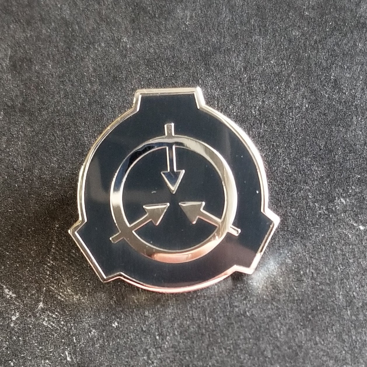 Scp símbolo preto customizável macio botão pino colar de metal